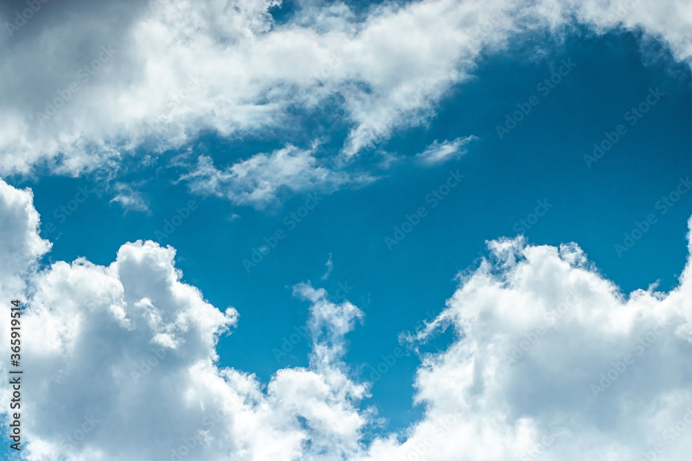 Obraz premium White clouds against the blue sky. Cloudy landscape. Sunny day fluffy clouds