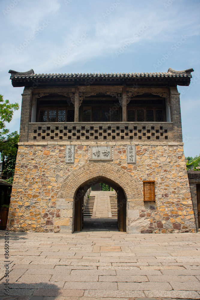 Obraz premium Historical asian temple with chinese ieroglifs on it