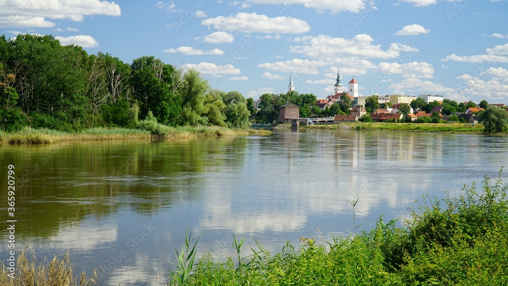 miasto nad rzeką Odrą pośród chmur - obrazy, fototapety, plakaty 