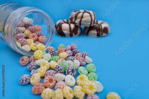 Obraz na płótnie Donuts and colorful candies on blue background w salonie
