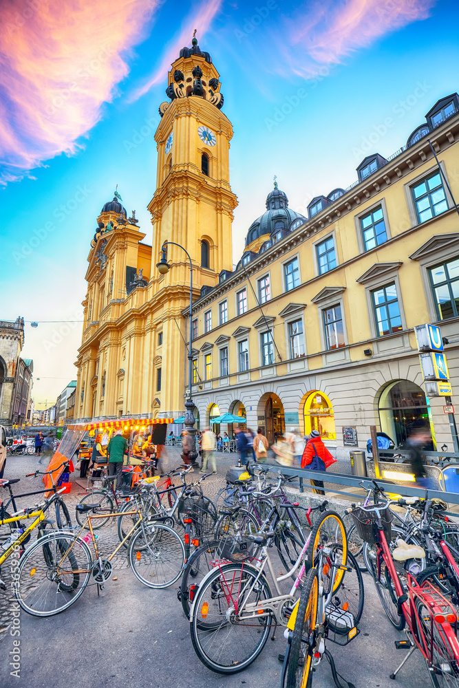 Obraz premium Picturesque autumn cityscape and view on Theatine Church of St. Kajetan or Theatinerkirche in Munich