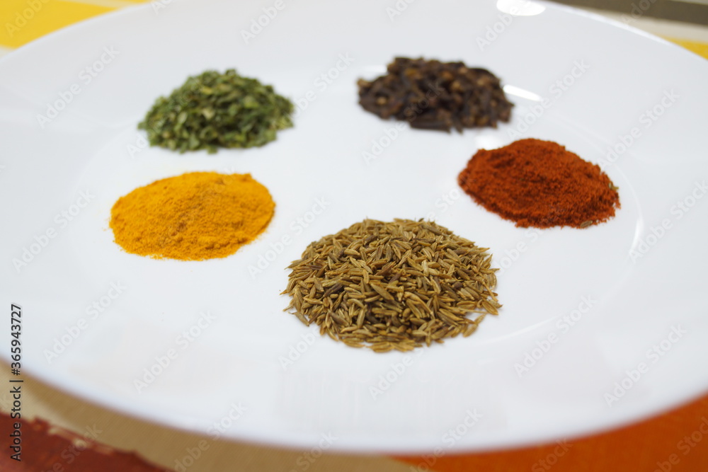 Especias que dan sabor y olor a las comidas, especias que dan color a los platos, cilantro, cúrcuma, pimienta, perejil, colorante, comino, pimentón, cebollino, clavo Especias que dan sabor y olor a las comidas, especias que dan color a los platos, cilantro, cúrcuma, pimienta, perejil, colorante, comino, pimentón, cebollino, clavo