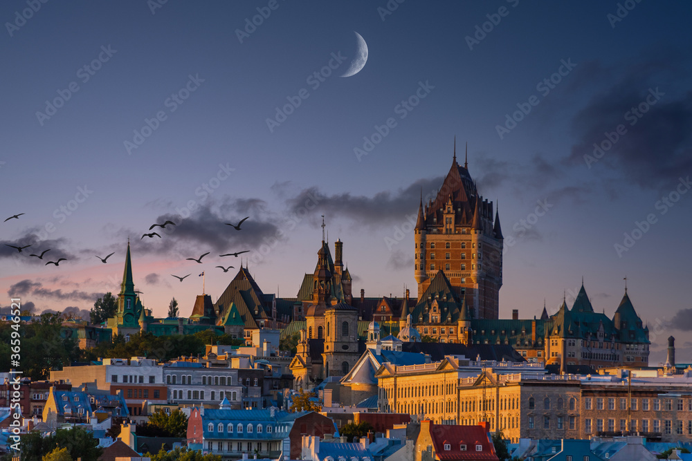 Φωτογραφία The skyline of Quebec City at Sunset with hotel at the crest of the hill