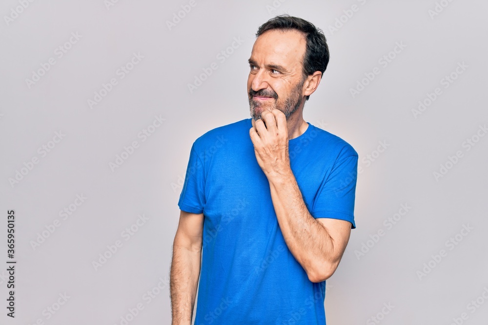 Middle age handsome man wearing casual t-shirt standing over isolated white background thinking concentrated about doubt with finger on chin and looking up wondering Middle age handsome man wearing casual t-shirt standing over isolated white background thinking concentrated about doubt with finger on chin and looking up wondering