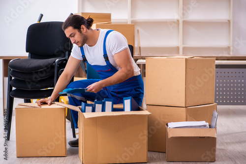 Foto Young male professional mover doing home relocation