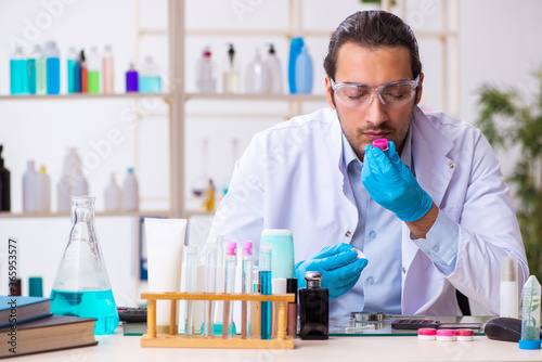 Bilde på lerret Young male chemist working in the lab