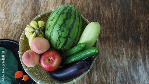 籠に入ったフルーツと野菜