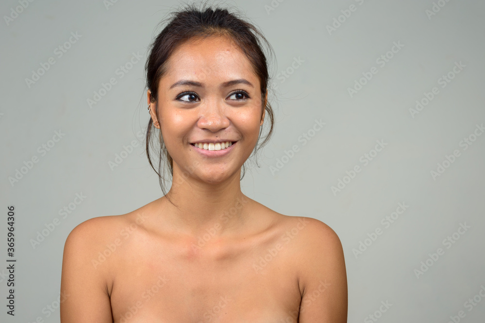 Obraz premium Szczęśliwa młoda piękna kobieta Azji bez koszuli jako koncepcja zdrowia i urody
