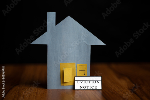 Foto eviction notice sticker infront of door - concept showing of tenant foreclosure or rent pending on black background