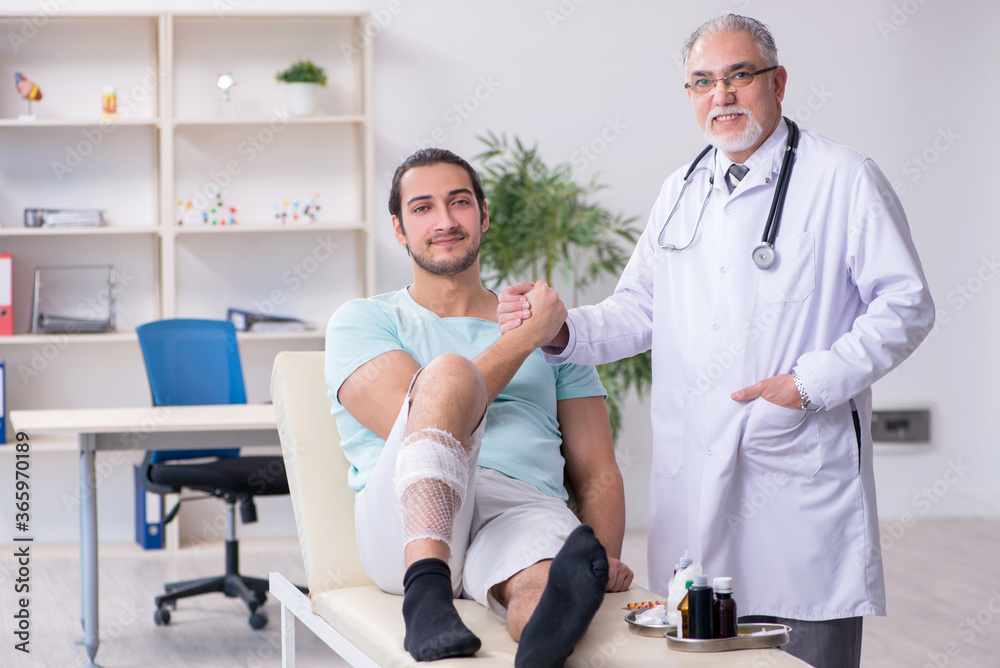 Obraz premium Young leg injured man in the hospital