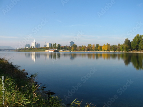 Häuser auf der Donauplatte mit Donau und Donauinsel im Vordergrund, Wien - Österreich