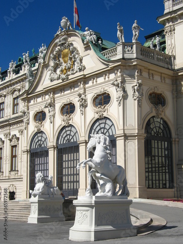 Prunkvolles Portal mit Statuen im Schlosspark Belvedere in Wien, Österreich