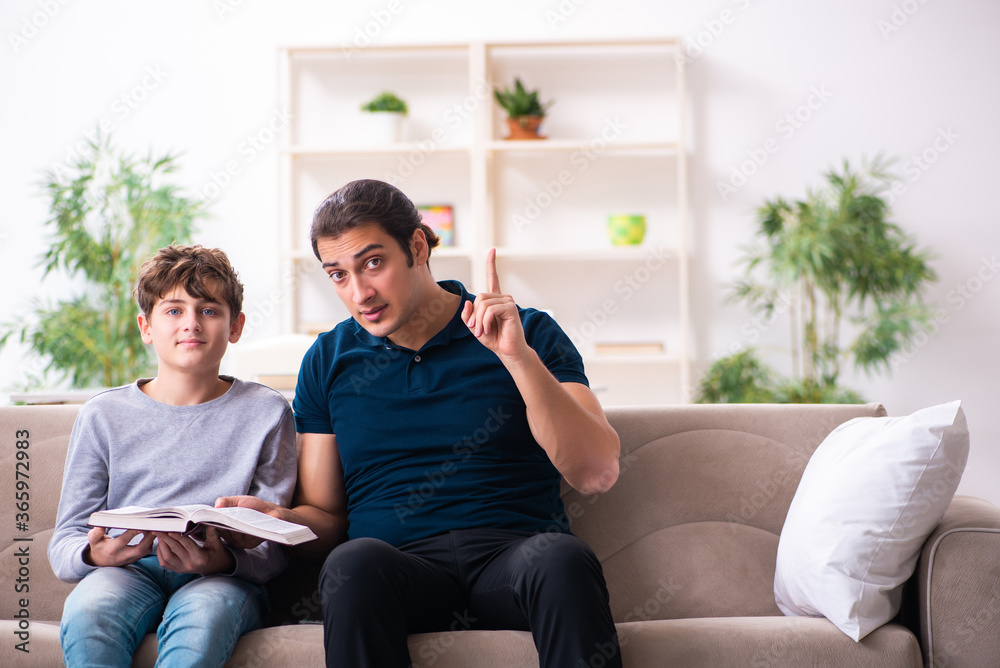Obraz premium Father and son in exam preparation concept