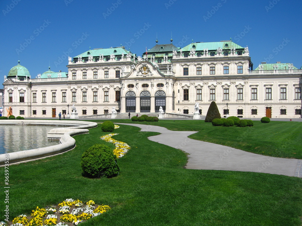Sehenswürdigkeit Schloß Belvedere mit Blumen in Wien, Österreich