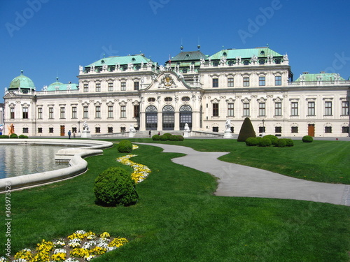 Sehenswürdigkeit Schloß Belvedere mit Blumen in Wien, Österreich photo