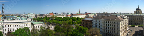 Panoramablick über die Dächer der Stadt Wien mit Ringstraße in Österreich