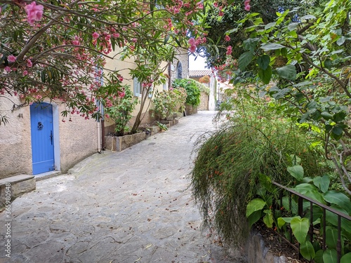 Foto Bormes les mimosas plus beau village de france sur la côte d'azur, ville fleurie