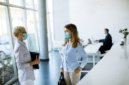 Two businesswomen talking i...