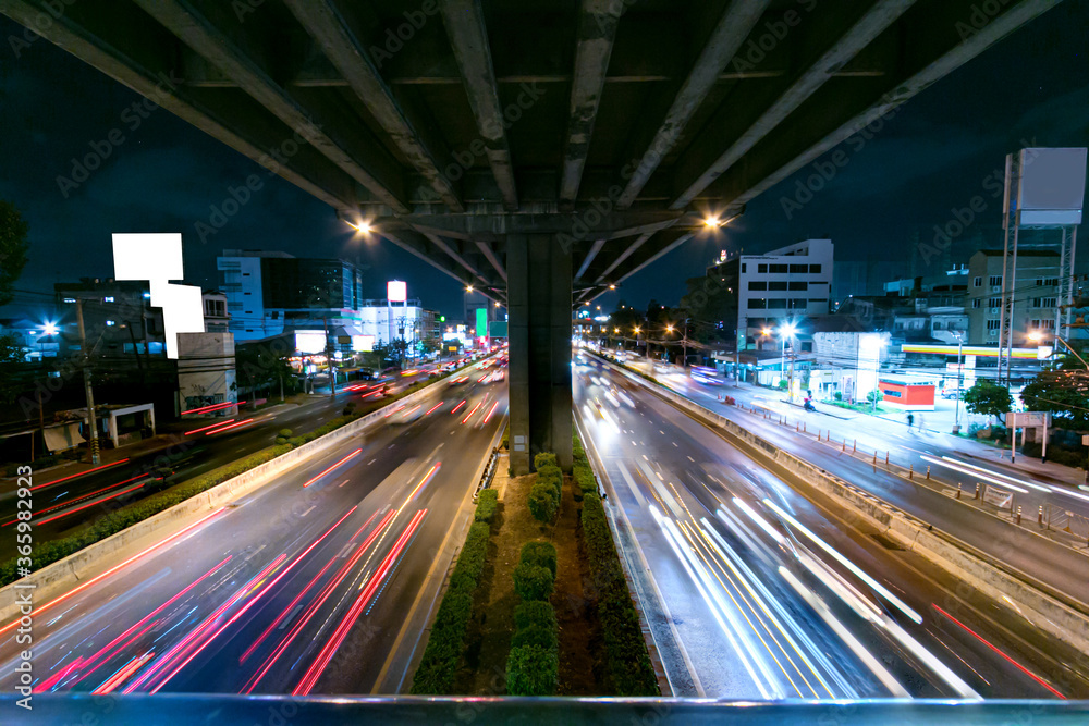 Traffic at Borommaratchachonnani Road at night Is a road that leads into central Bangkok Traffic at Borommaratchachonnani Road at night Is a road that leads into central Bangkok