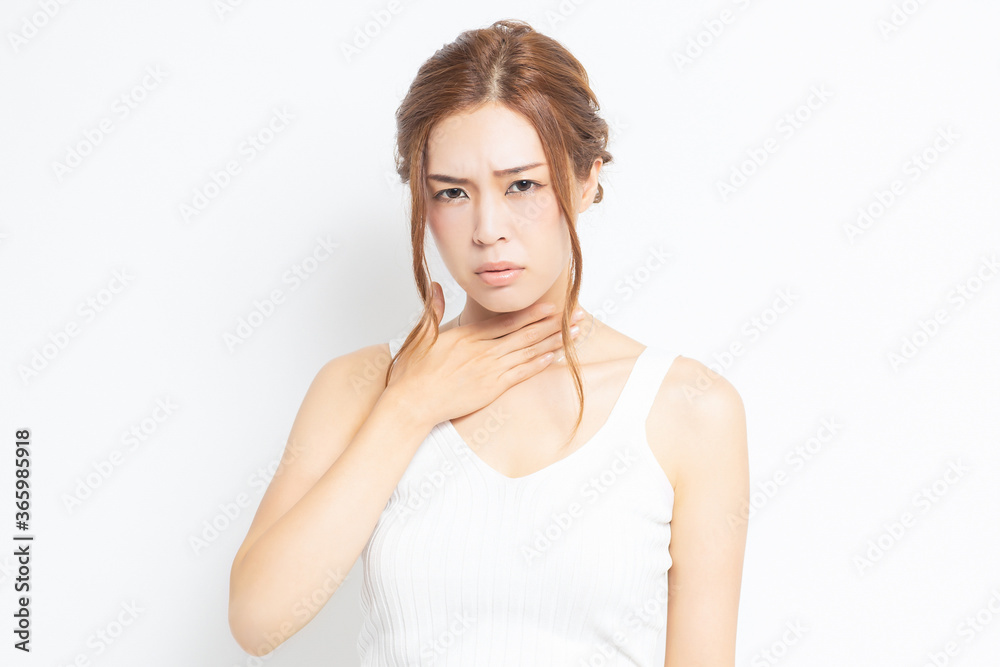 喉が痛い若い女性 喉が痛い若い女性