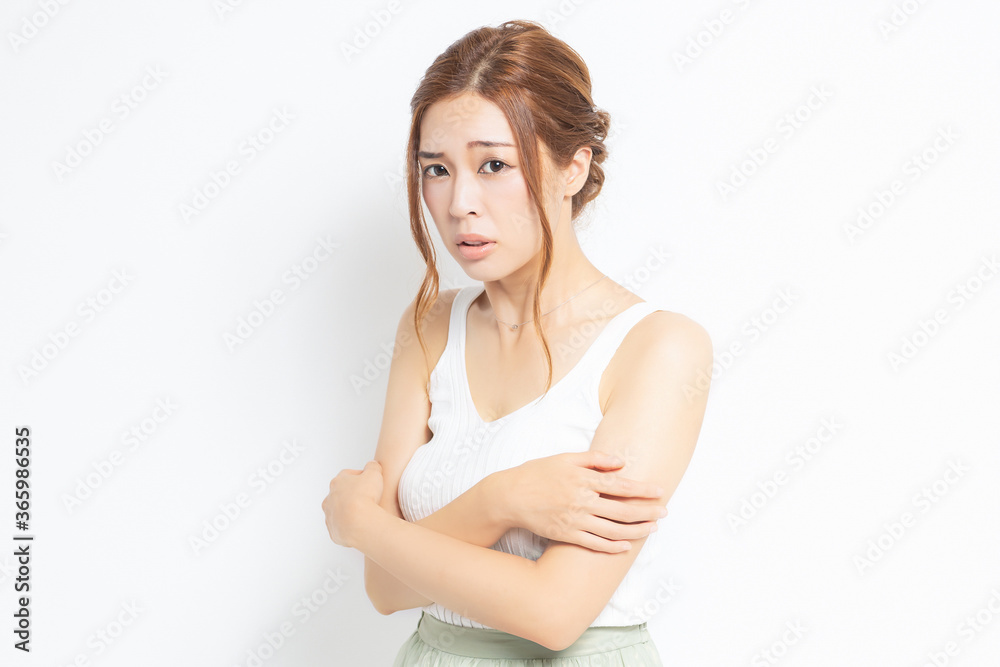 体調不良の若い女性 体調不良の若い女性