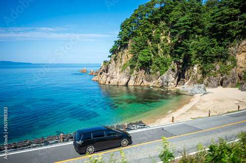 【夏旅行イメージ】日本海沿いの道路