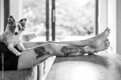 Pani domu z tatuażem i szczeniakiem © Wojciech