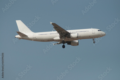 Avión de línea A320 aterrizando