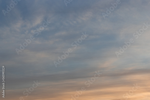 Fototapeta Naklejka Na Ścianę i Meble -  Warm sky view with thin clouds.