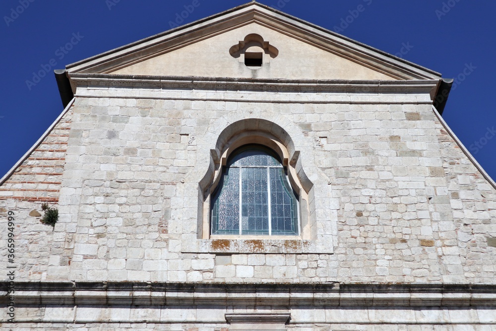Sant'Angelo dei Lombardi - Finestra della facciata del Duomo