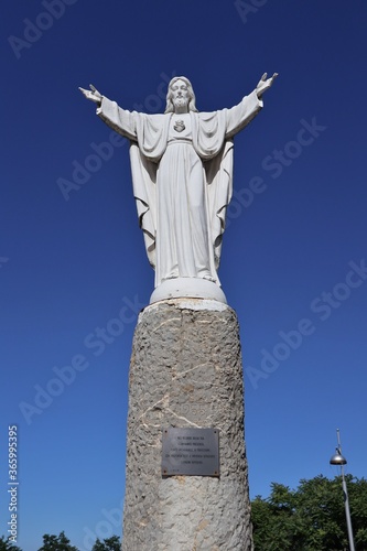 Sant'Angelo dei Lombardi - Statua del Redentore in piazza