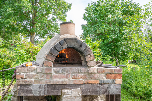 фотографія pizza owen with fire