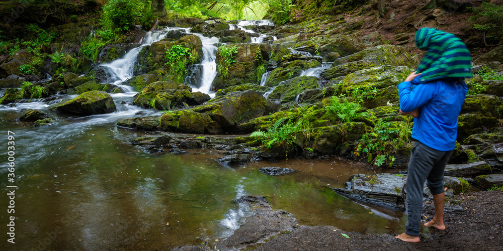 Vater und Sohn vor Wasserfall im Harz - Urlaub mit Familie Vater und Sohn vor Wasserfall im Harz - Urlaub mit Familie