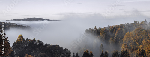 Banner Wolken und Nebel im herbstlichen Mischwald