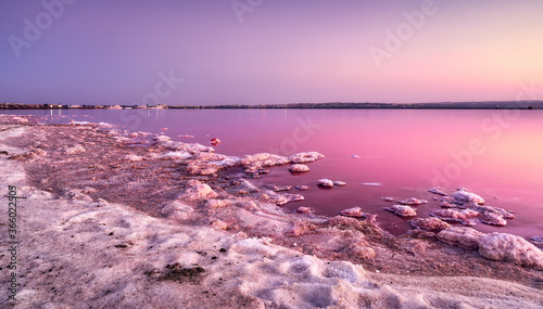 
Hermoso y tranquilo paisaje de atardecer en el lago de sal rosa de las salinas de Torrevieja en Alicante,España,perteneciente al parque natural de la Mata photo