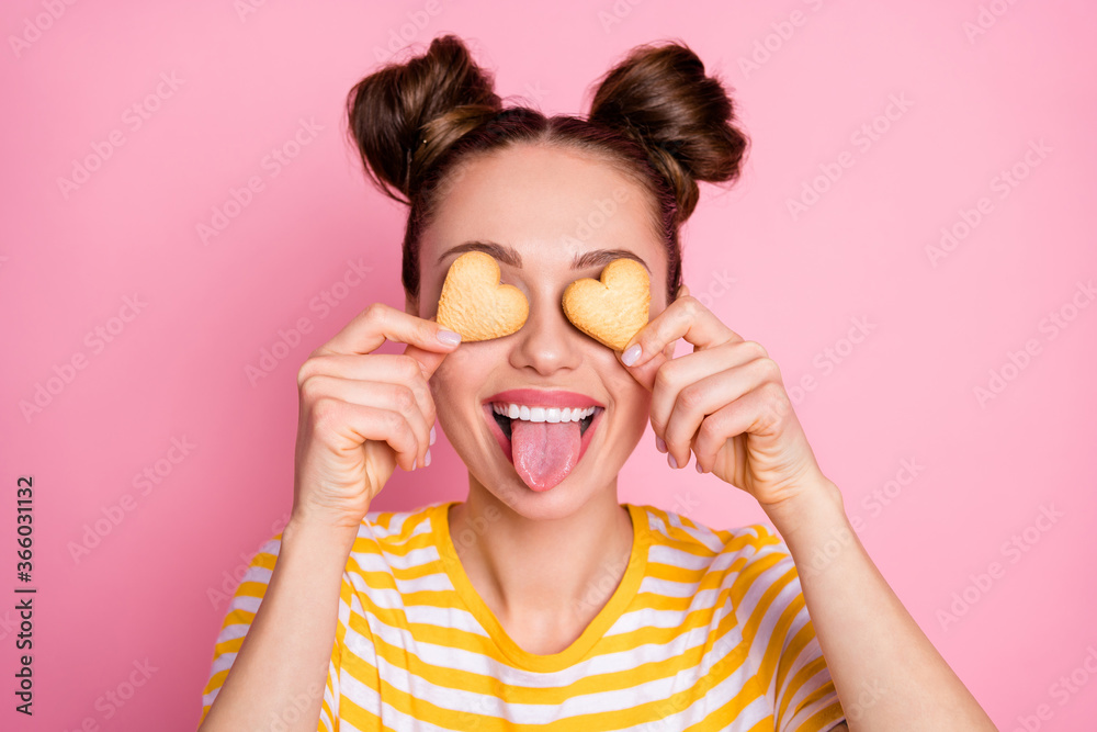 Φωτογραφία Closeup photo of attractive lady two funny buns flirty hiding eyes by cookies he