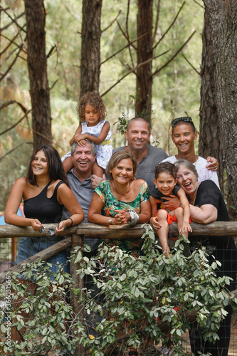 Bellissima famiglia Multientinica Italo - Brasiliana si raduna vicina in un  contesto naturale di una pineta photo