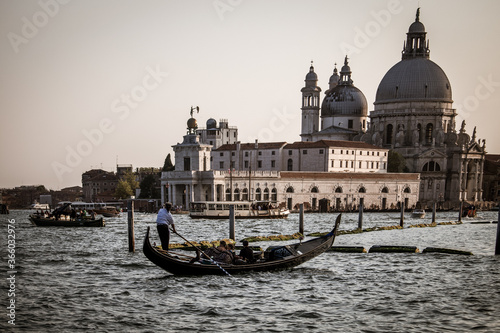 "Discovering the Magnificence of Venice: Exploring the Grand Canal, Basilicas, and Landmarks by Boat