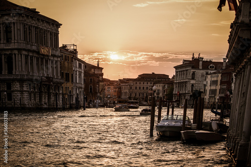 Venice at Night: Captivating Canals, Stunning Architecture, and Serene Reflections