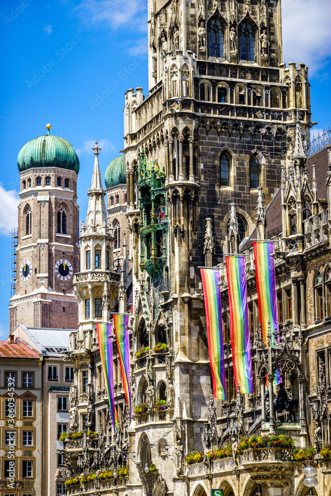 Obraz premium rainbow flags at the munich town hall