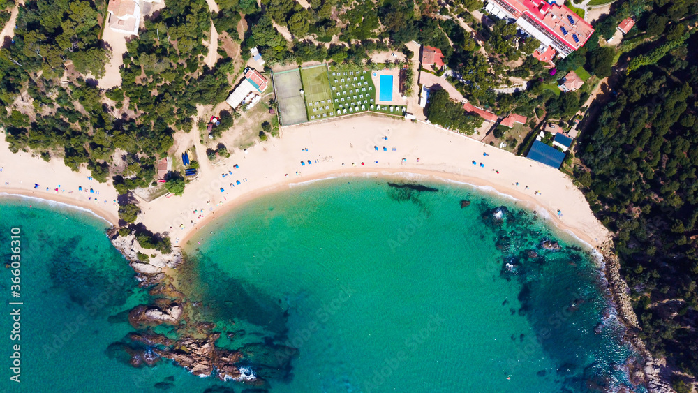 Φωτογραφία Beautiful aerial view of mediterranean beach and resort Cala Santa Cristina, Bla