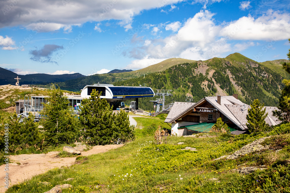 Αυτοκόλλητο Die Nockberge in der Nähe der Turracher Höhe in Kärnten und blauer Himmel