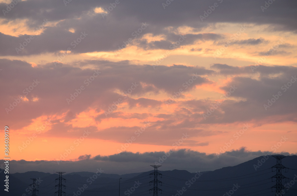 Fototapeta premium 雲の多い夕焼け空