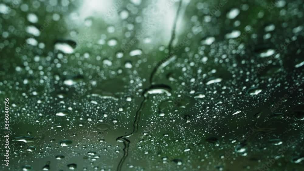 Regen prasselt auf die Autoscheibe