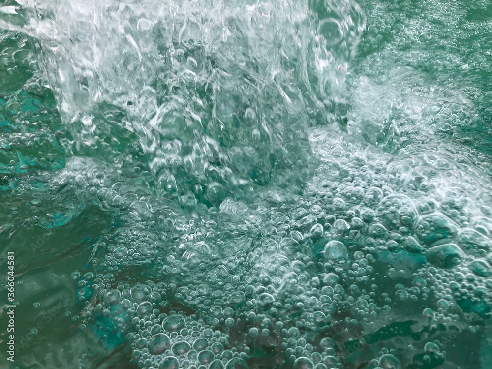Obraz premium The bubbling water in the fountain. lots of bubbles, blue water