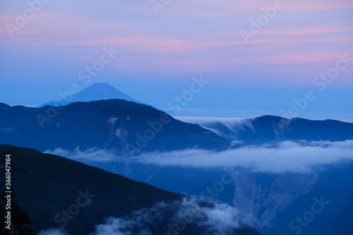 夕暮れ時の富士山。南アルプスの絶景。Fantastic evening panorama of Japanese South alps, Japan. 