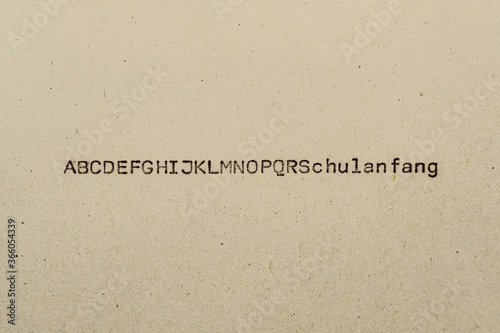 Alpabeth als Text auf Papier mit Schreibmaschine mit Schulanfang