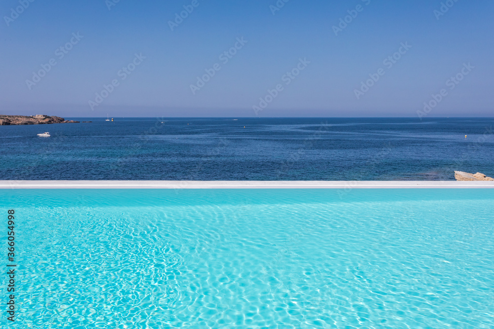 Obraz premium Swimming pool in front of the sea