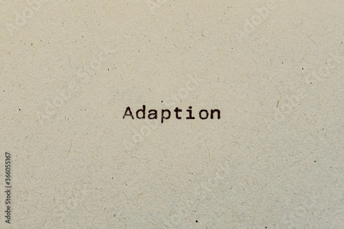 Adaption als Text auf Papier mit Schreibmaschine