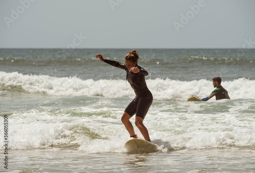Fotografie pretty beginner surfer on vacation